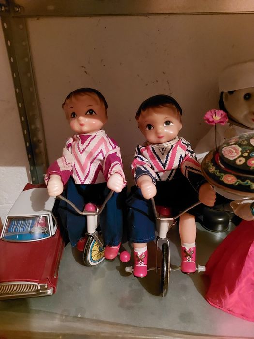 Jucarie veche, China, fata pe tricicleta