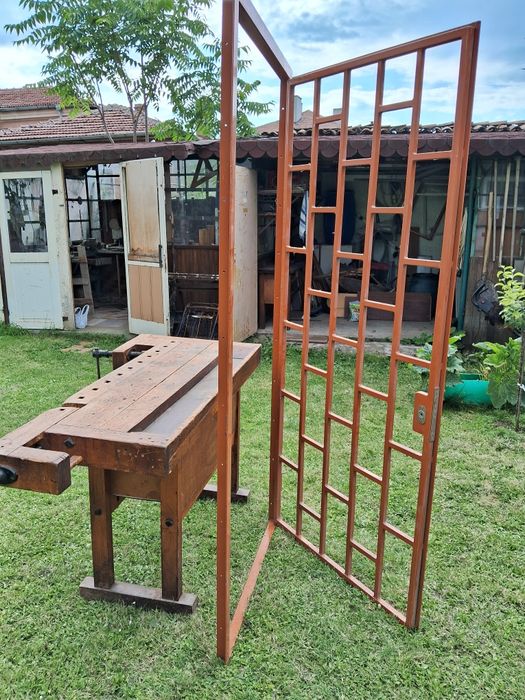 Метална врата с брава