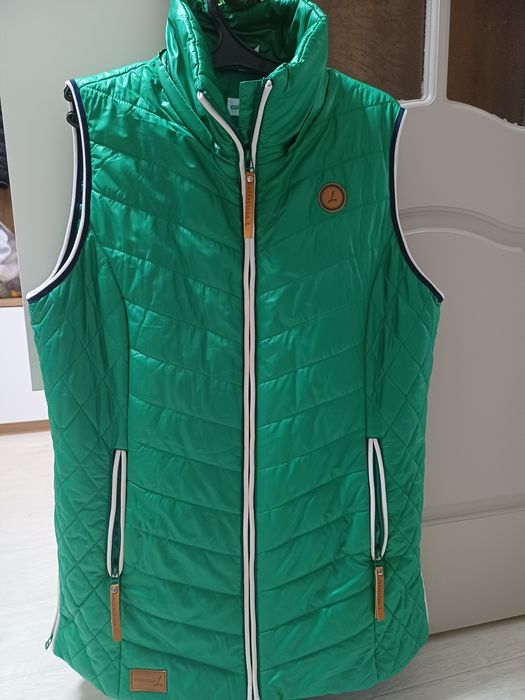 Продам женскую безрукавку