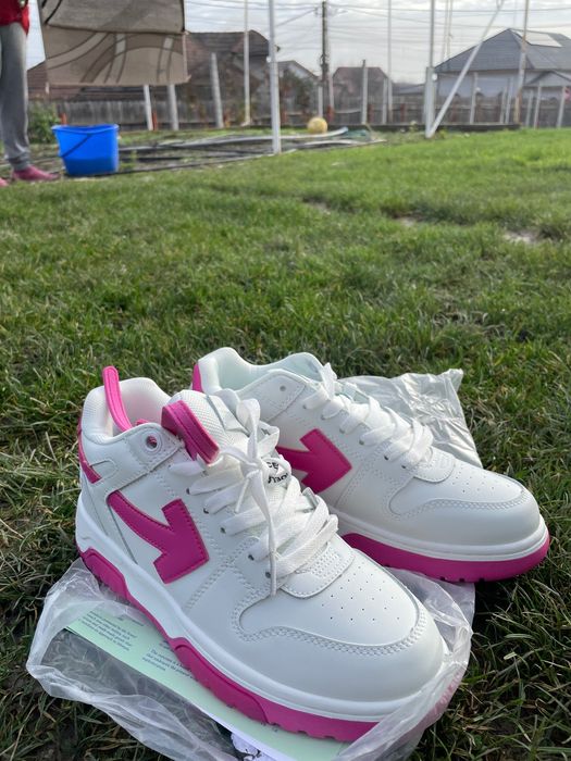 Vând Off White Out Of Office