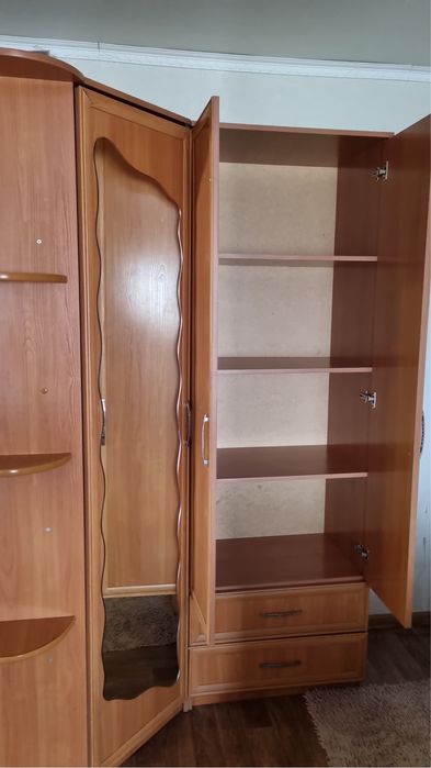 Продам уговой шкаф