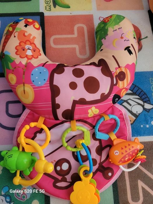 Perna de activitate roz cu jucarii