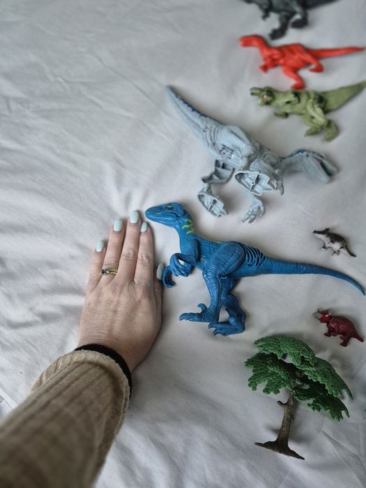 Set figurine dinozauri și vegetație de jucărie