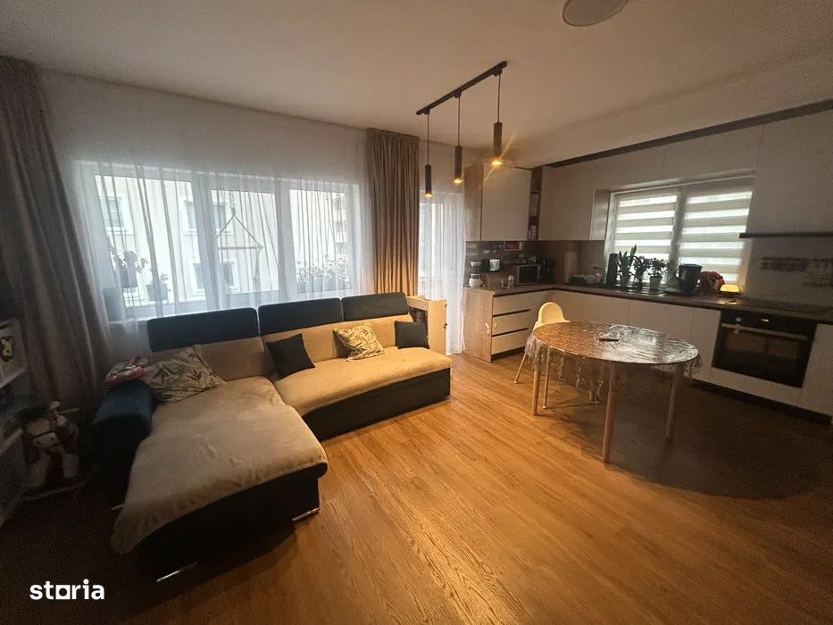 Apartament cu 3 camere, 2 bai, parcare, zona Cetatii