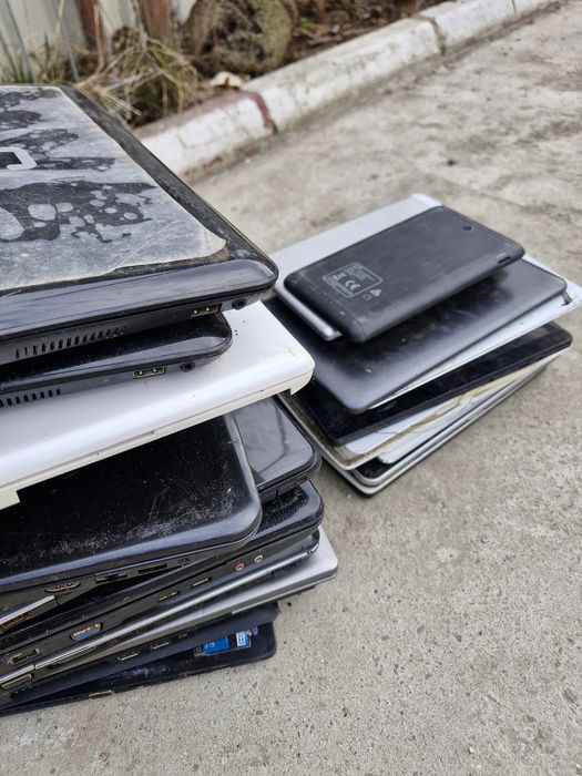 Laptopuri tablete de piese la preț super !