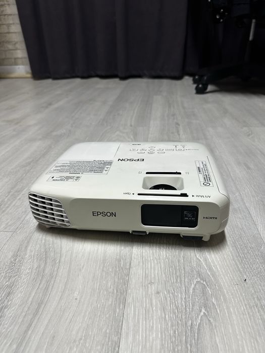 Продаю мультимедийный проектор Epson в отличном рабочем состоянии.