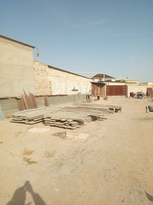 строй материалы ,деревянные доски и арматура