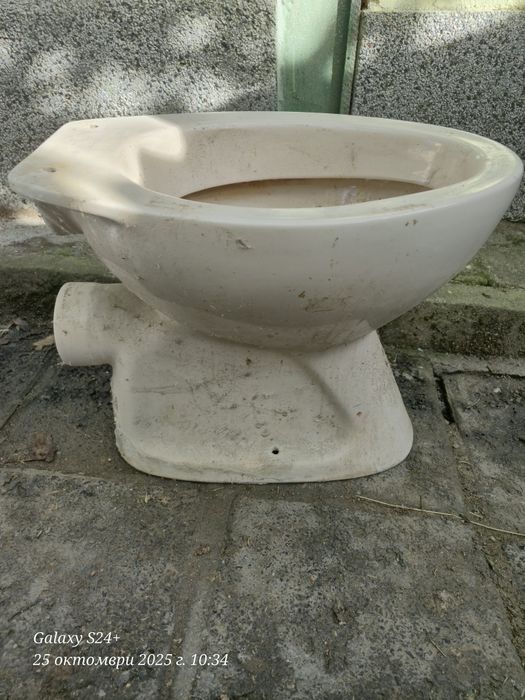 Тоалетни чинии.  Душ, казанче и мивка.