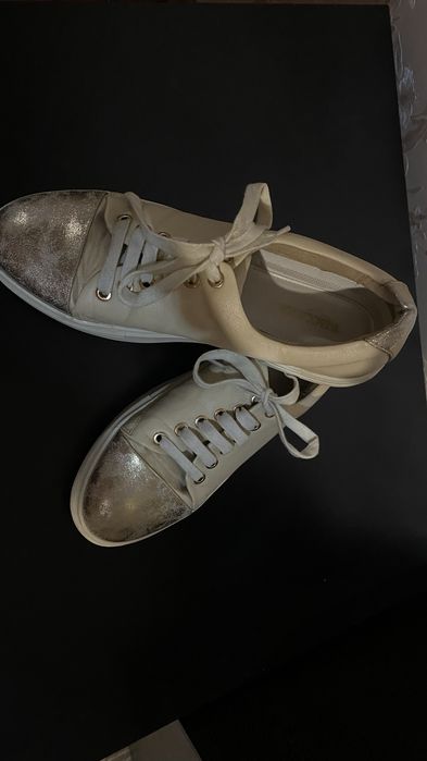 Продам кеды б/у бежевые