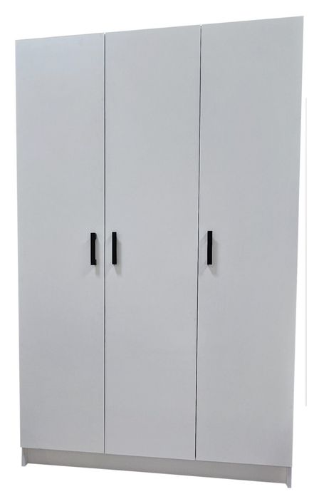 Шкаф трехдверный