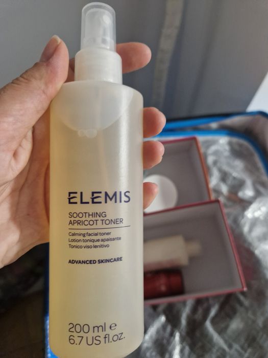 Vând set Elemis.