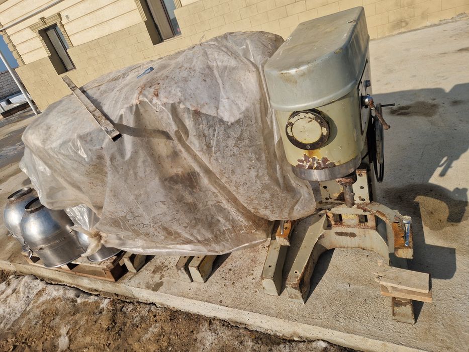 Обём 60 L миксер Продаётся промышленный планетарный миксер,  комплект