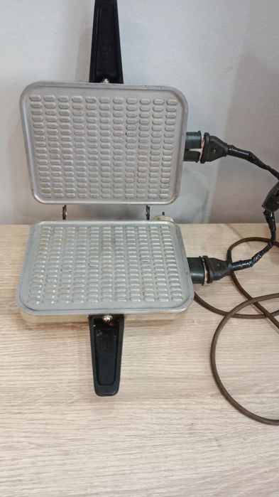 Вафельница советская продам.