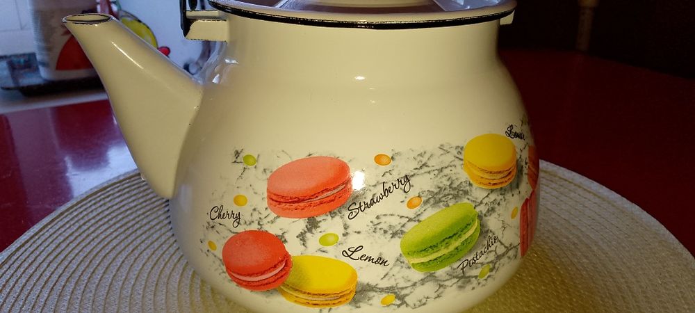 Эмалированный чайник.