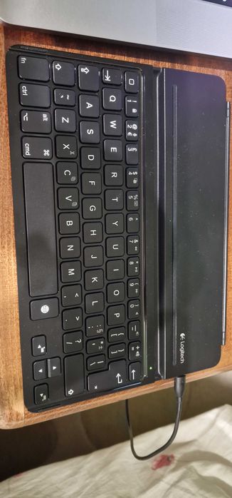 Безжична клавиатура Logitech ultrathin keyboard cover Apple Ipad Air