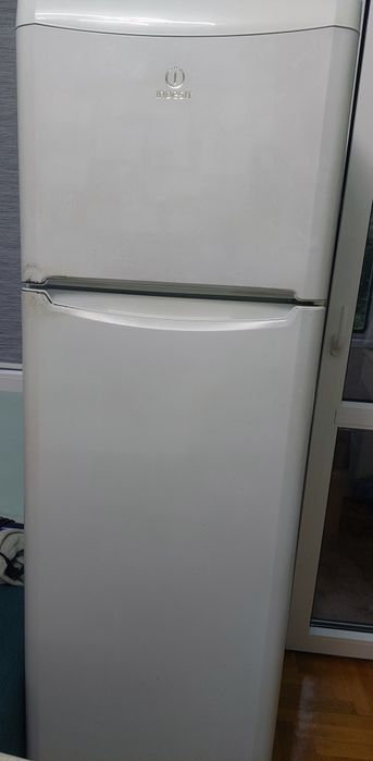 Продавам хладилник Indezit