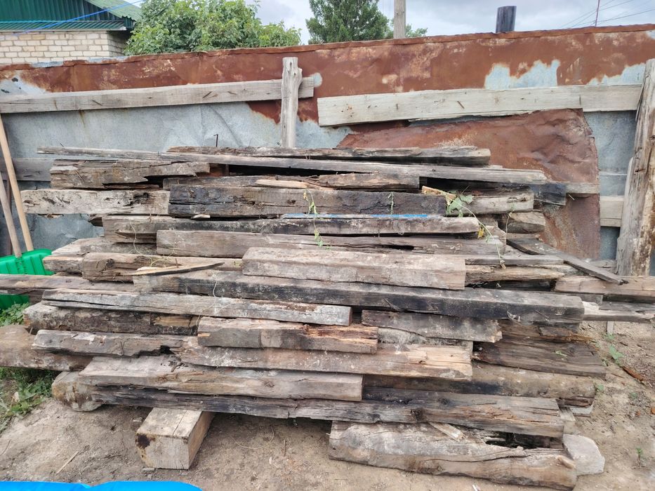Продам на дрова доски и шпалы