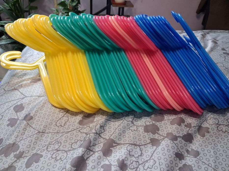 Детские товары вешалки.