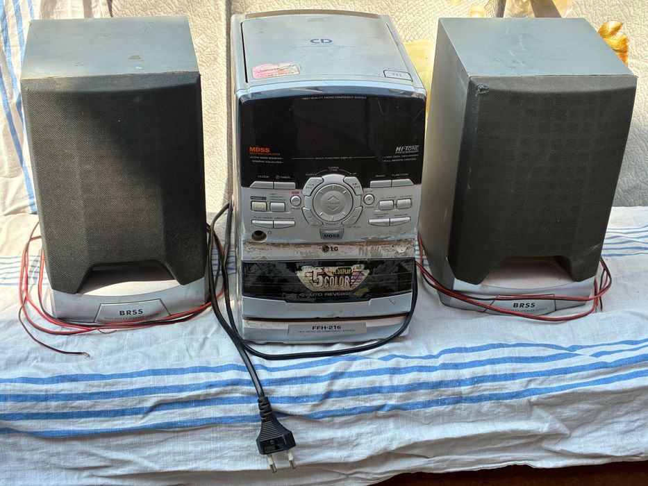 Музыкальный центр LG с колонками (CD / AUX / радио)