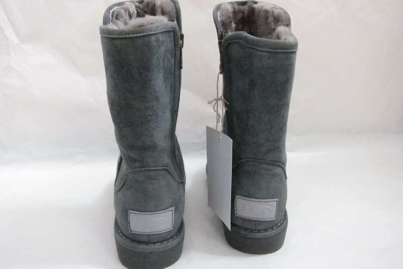 Ugg Classic cu fermoar din piele ! oferta 2026