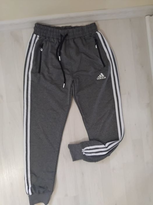 Vand pantaloni Nike si Adidas.
