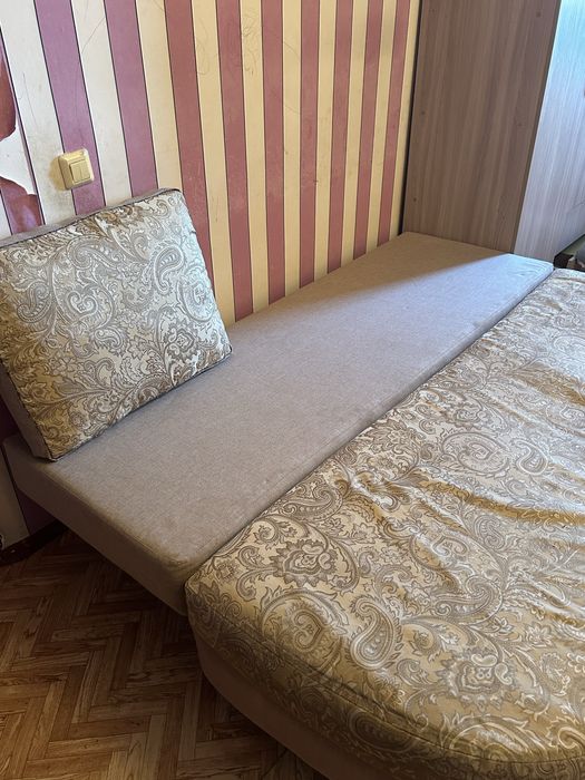 Диван с двумя подушками