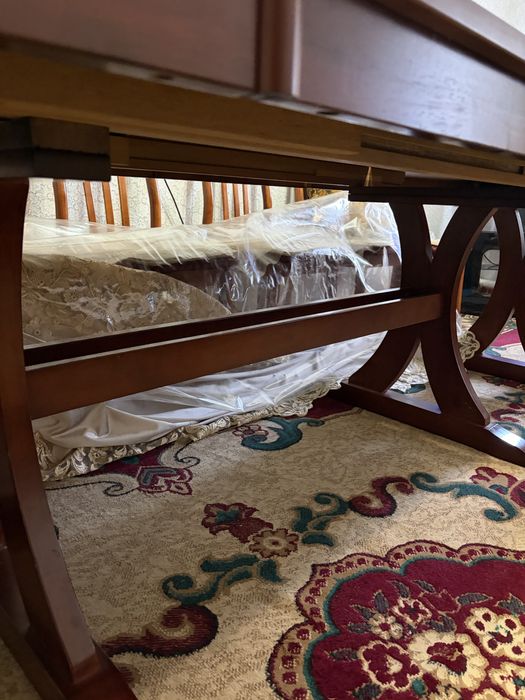 Стол с красного дерева вместе стульями