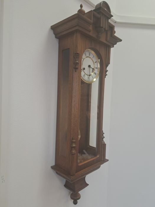 Ceas cu pendul, model deosebit, 650 lei