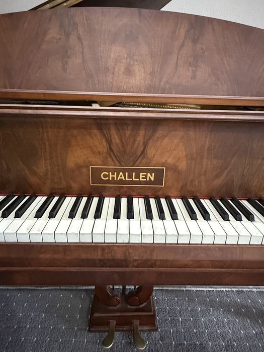 Продается рояль Challen