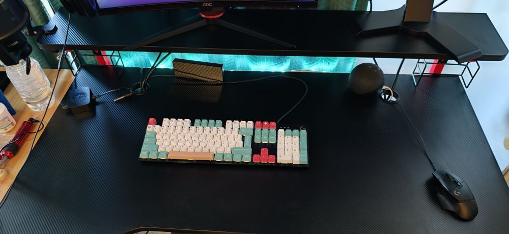 Vând birou de gaming arată că nou