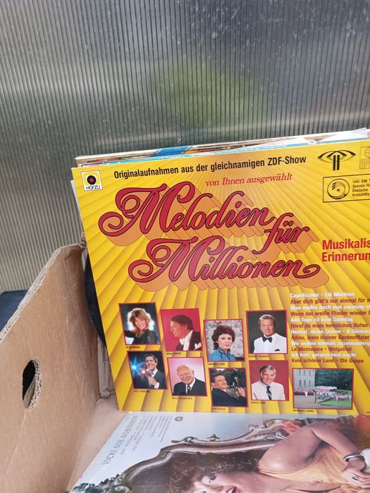 Vând colecție mare de viniluri, CD-uri și DVD-uri – originale, multe titluri