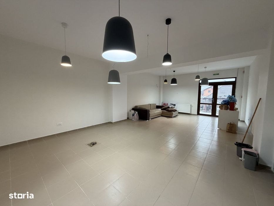 Spatiu Comercial Mioveni, 40 mp, utilitati incluse, amenajat, bloc nou