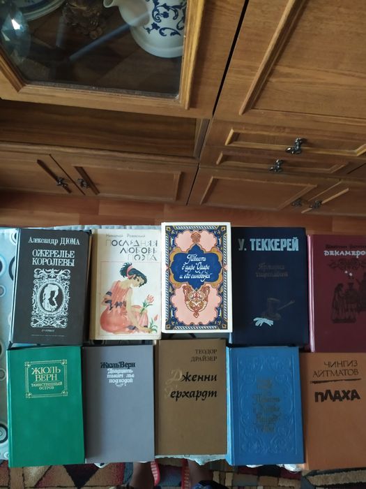 Продам книги по 300 тенге