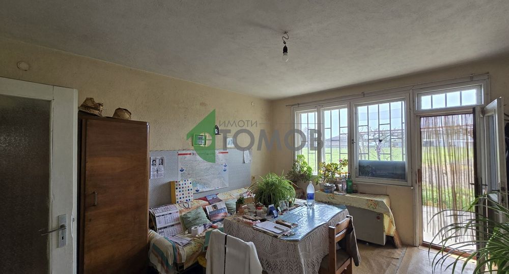 Здрава триетажна къща в село Загоре