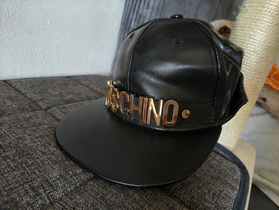 Șapcă cu litere metalice aurii-Moschino