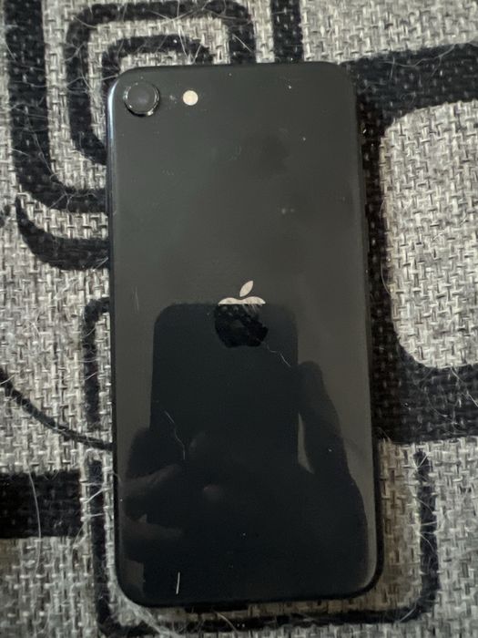 iPhone se 2020 в хорошем состоянии