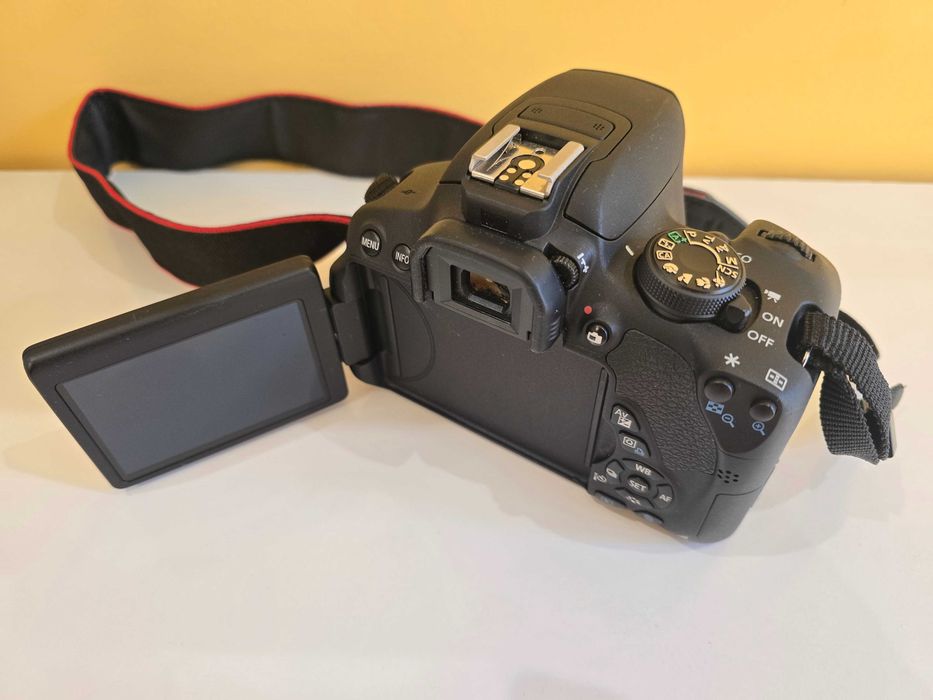 Фотоапарат Canon EOS 700D с обектив EFS 18-55mm