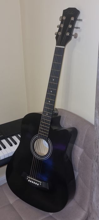 Vând chitara acustica