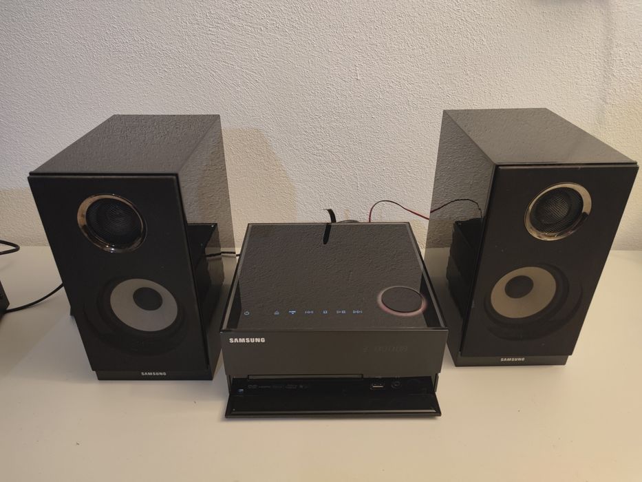 Sistem audio Samsung MM DG 35 cu radio citeste USB CD DVD MP3 JPEG