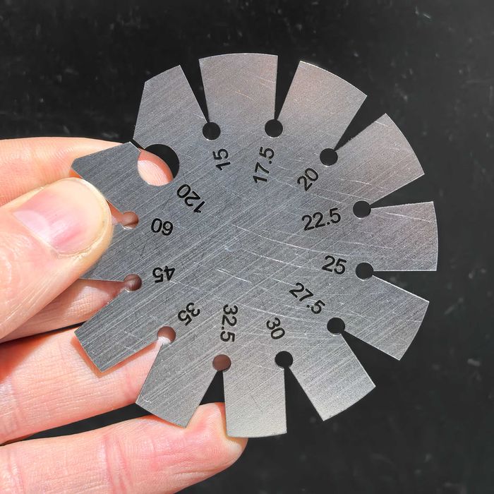 Dispozitiv metalic pentru măsurat unghiul de ascuțire al lamei: topor