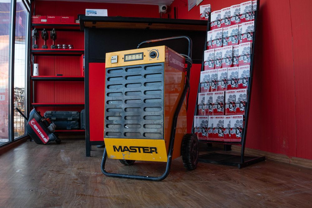 Inchiriez dezumidificator Master