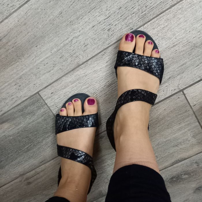 Sandale negre cu floricele