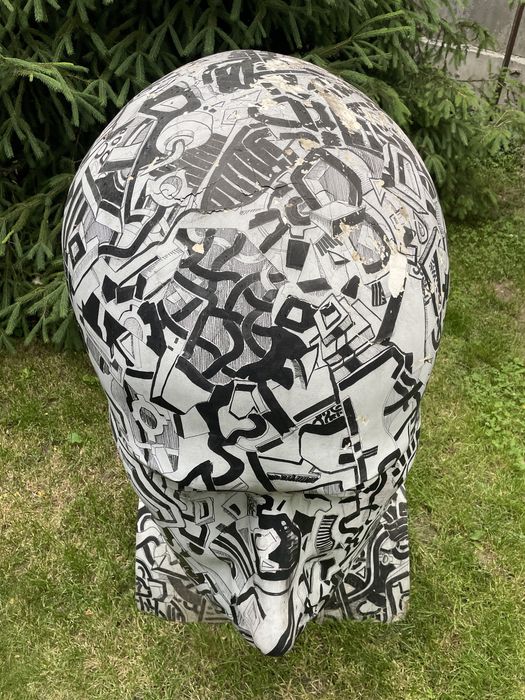 Portret din fibra de sticla pictat in stil doodle