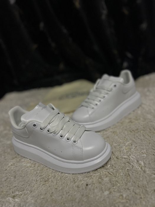 Adidasi Alexander McQueen,noi cu eticheta