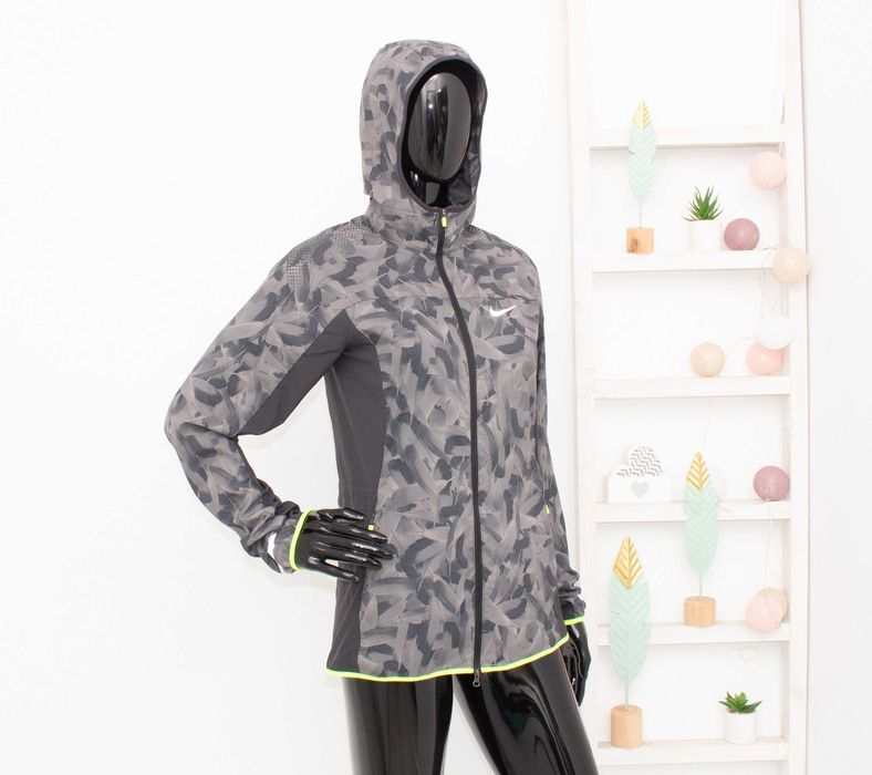 Nike оригинално дамско яке с качулка ветровка принт сиви пера бягане S