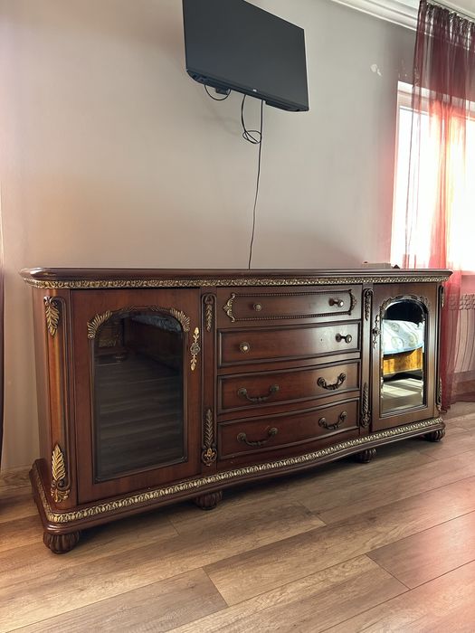 Большой комод