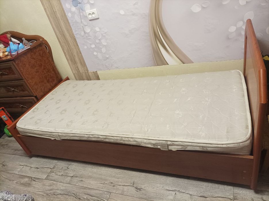 Кровать односпалка.