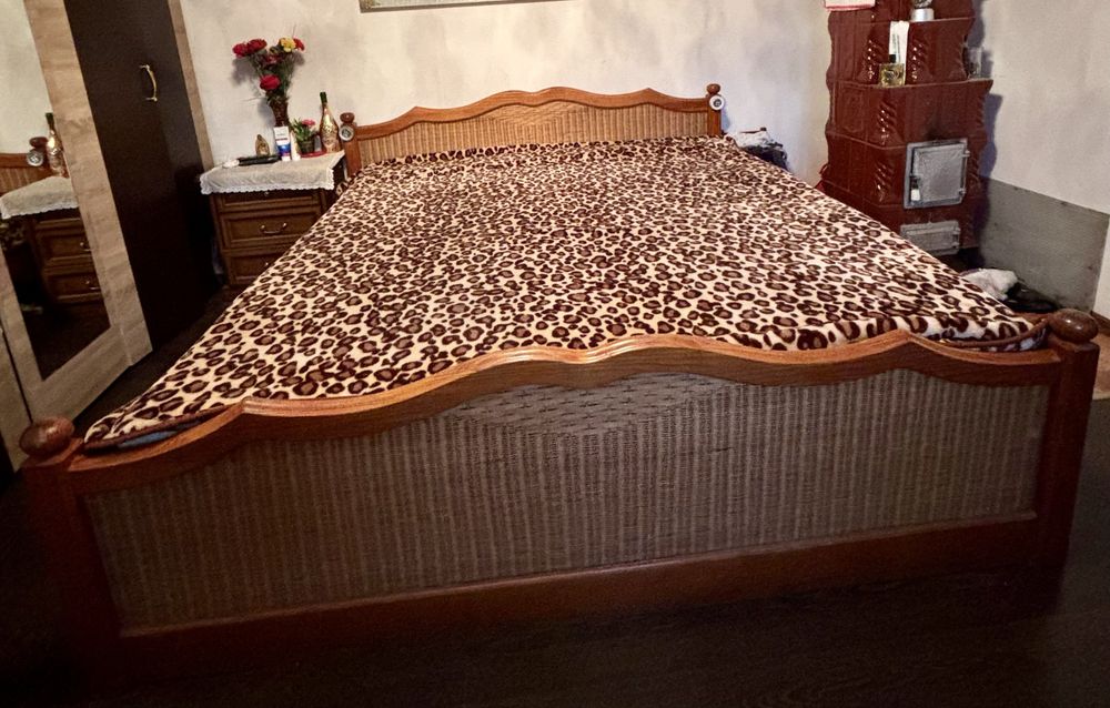 Pat din lemn, în stare bună (fără saltea)