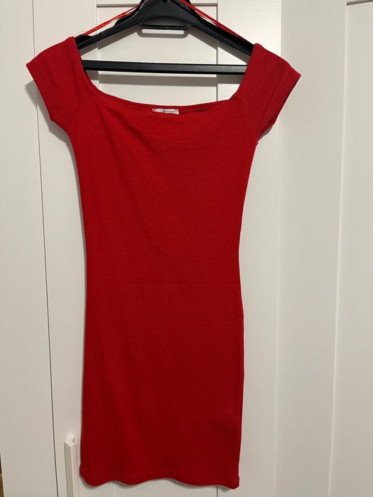 Червена рокля Bershka