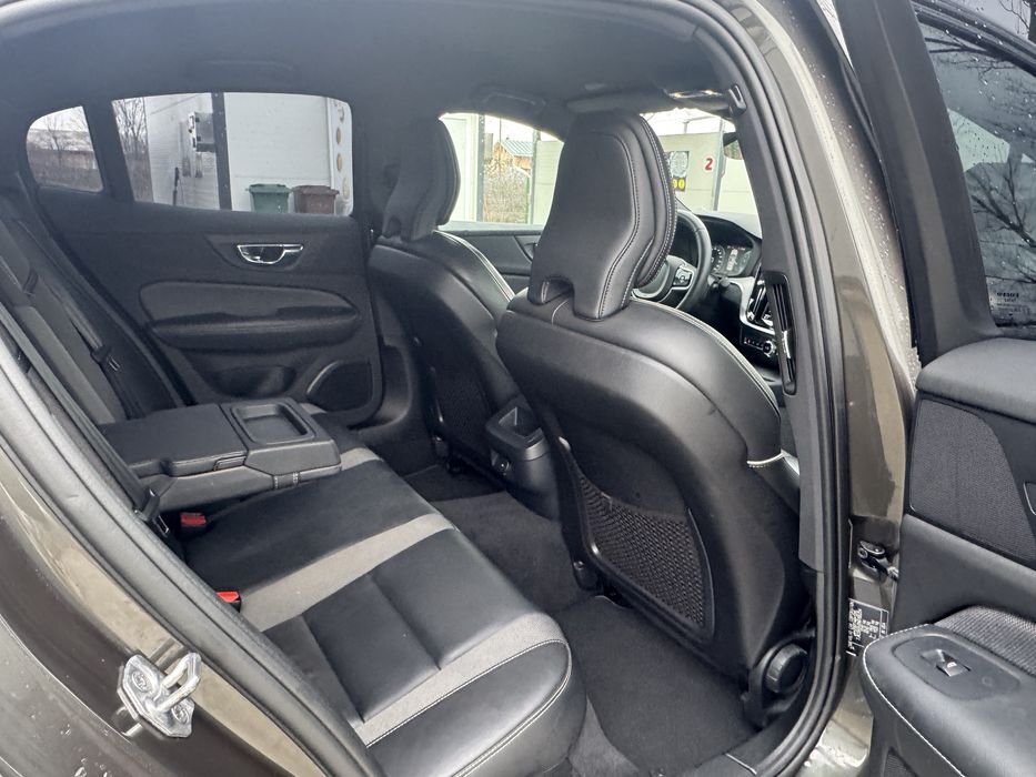 Volvo S60 2022 R design/distronic/camera/keyless/led/lane/side/sc comf